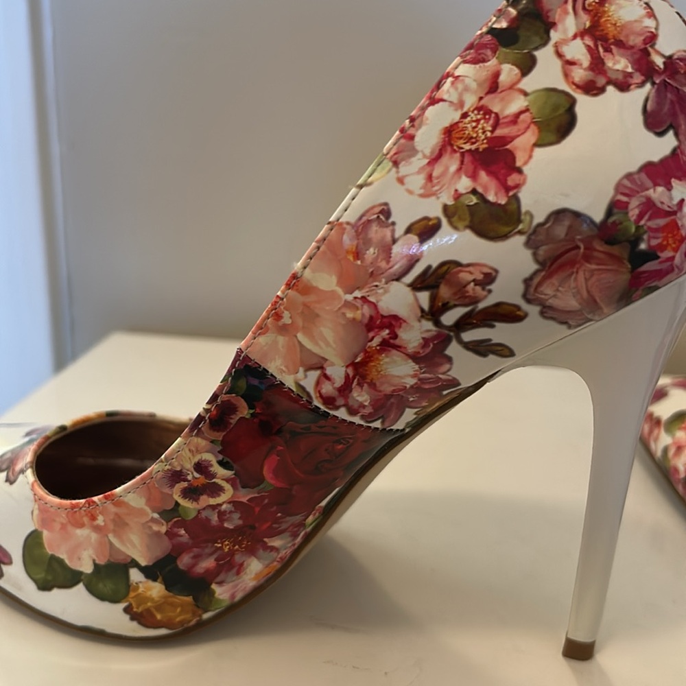 Madden Girl Floral heels - Picture 2 of 10
